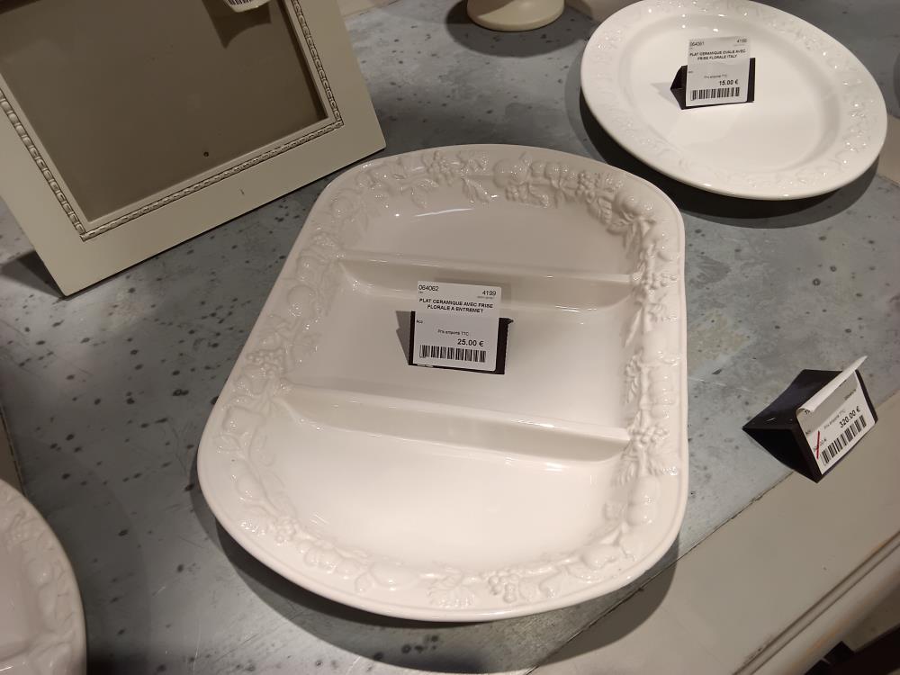 PLAT CERAMIQUE AVEC FRISE FLORALE A ENTREMET