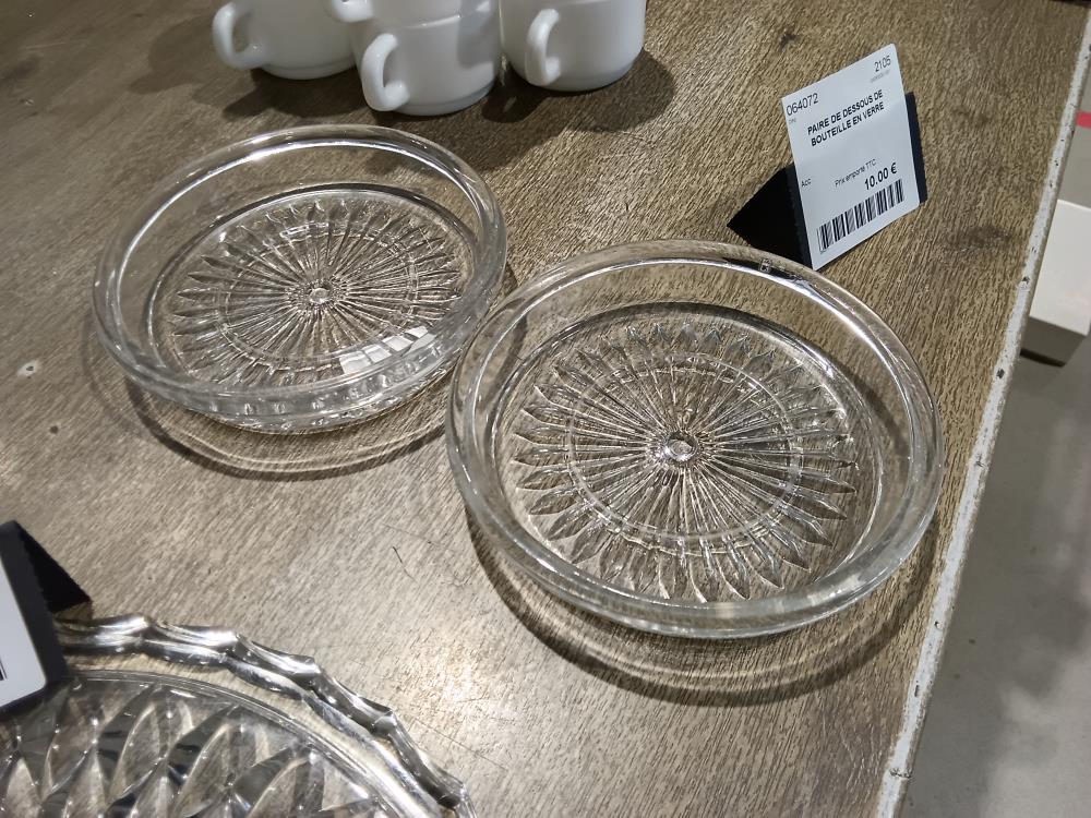PAIRE DE DESSOUS DE BOUTEILLE EN VERRE