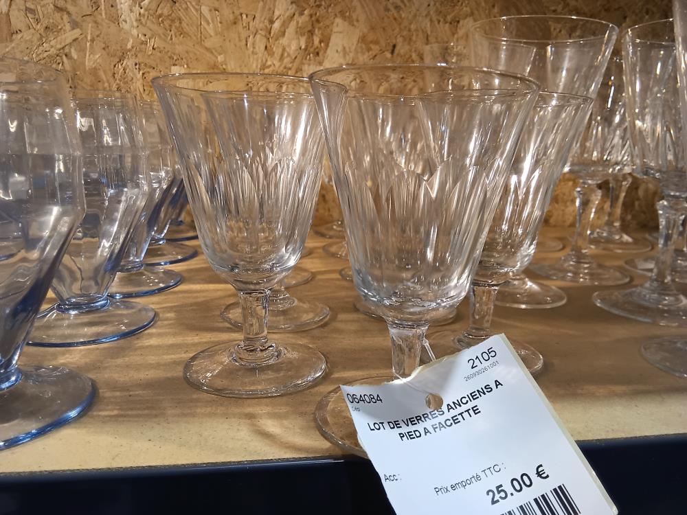 LOT DE VERRES ANCIENS A PIED A FACETTE