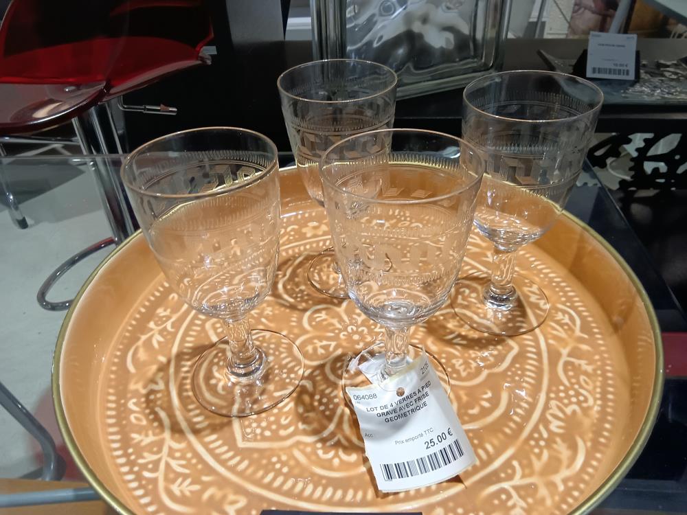 LOT DE 4 VERRES A PIED GRAVE AVEC FRISE GEOMETRIQUE