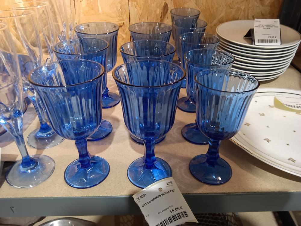 LOT DE VERRES BLEU A PIED