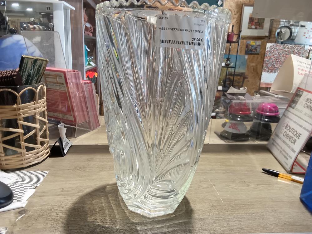 VASE EN VERRE GM HAUT DENTELE
