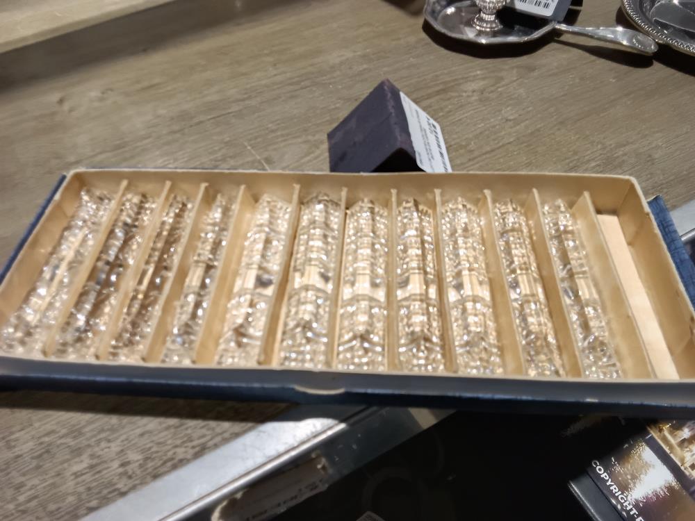 LOT DE PORTE-COUTEAUX DANS BOITE EN VERRE