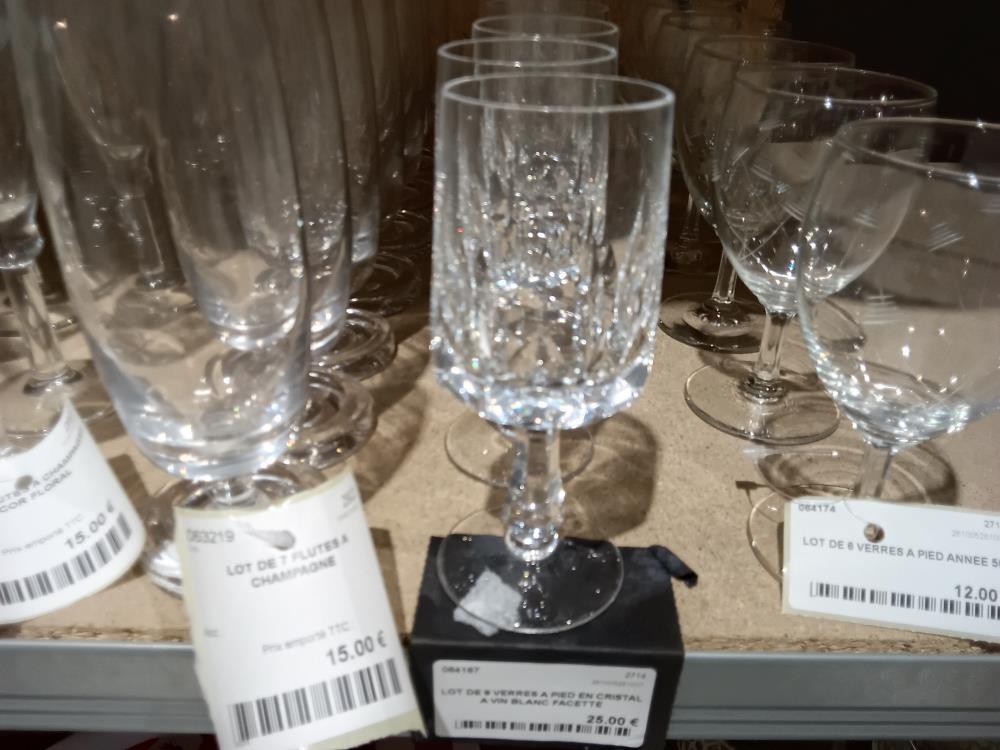 LOT DE 8 VERRES A PIED EN CRISTAL A VIN BLANC FACETTE