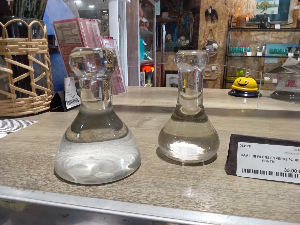 PAIRE DE PILONS EN VERRE POUR PEINTRE