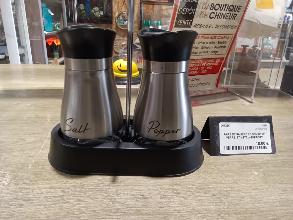 PAIRE DE SALIERE ET POIVRIERE VERRE  ET METAL+SUPPORT