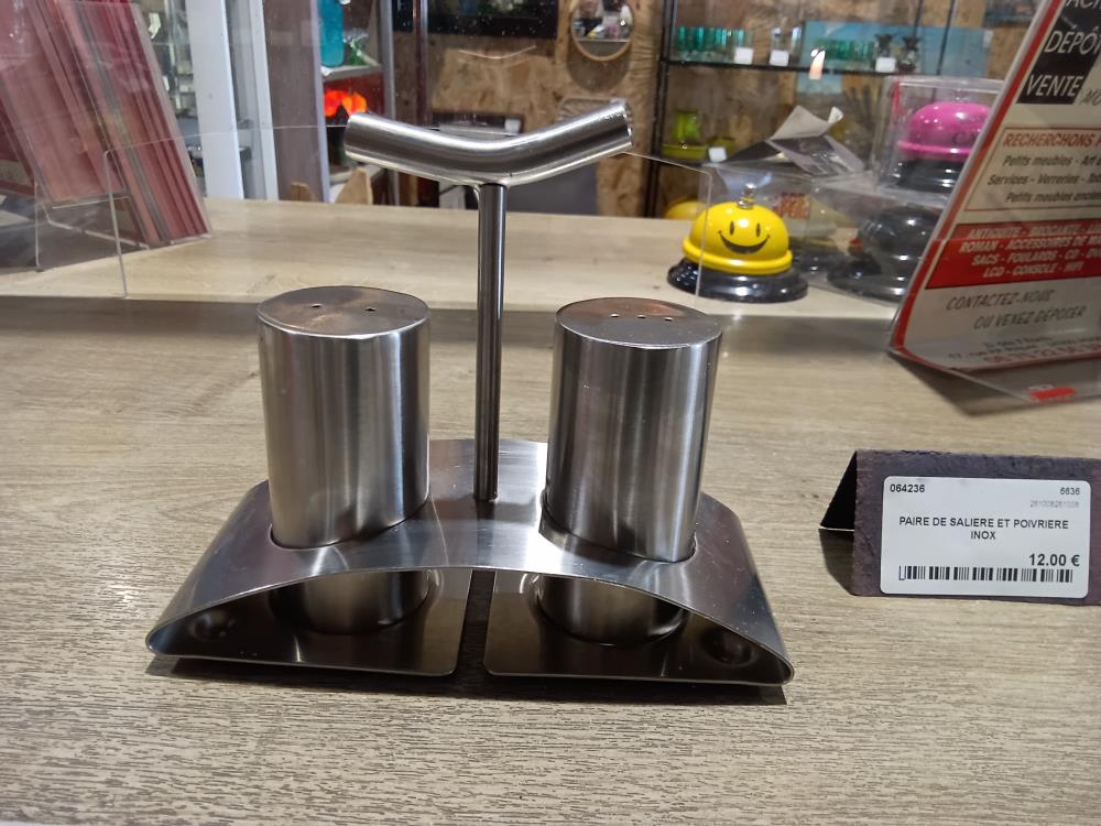 PAIRE DE SALIERE ET POIVRIERE INOX