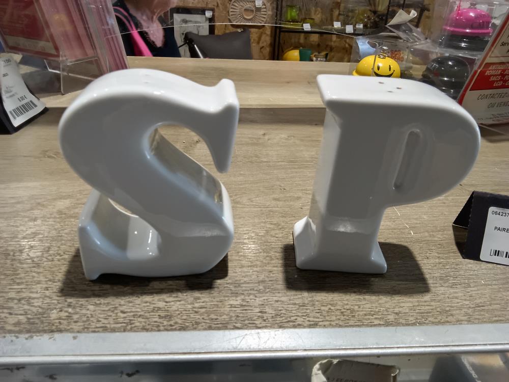 PAIRE DE SALIERE ET POIVRIERE CERAMIQUE