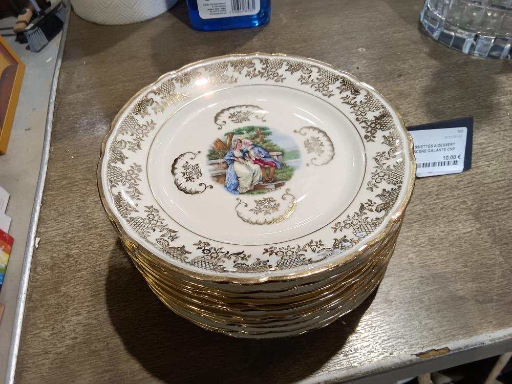 LOT D'ASSIETTES A DESSERT DECOR SCENE GALANTE CNP PORCELAINE