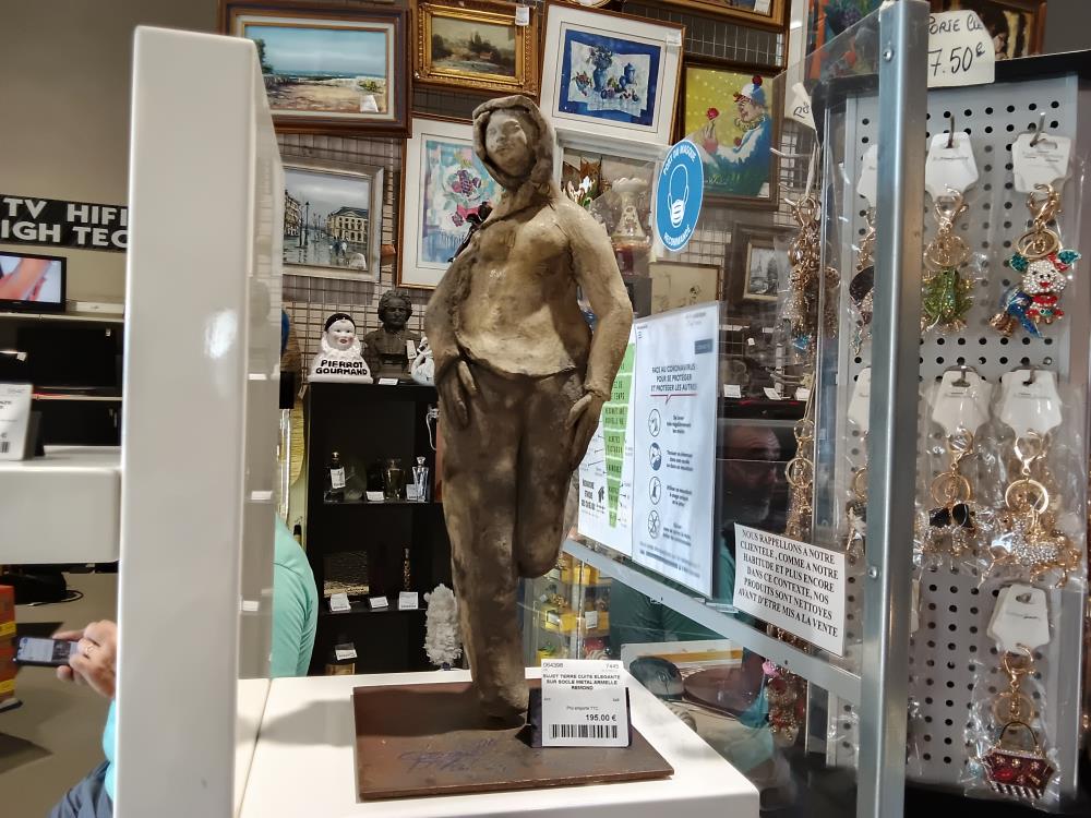 SUJET TERRE CUITE ELEGANTE SUR SOCLE METAL ARMELLE REMOND