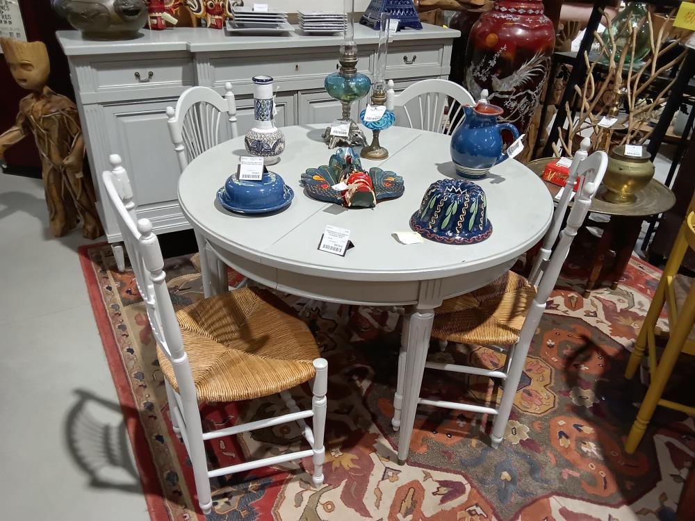 TABLE RONDE STYLE LOUIS XVI PEINTE+2 ALLONGES+4 CHAISES EN L'ETAT