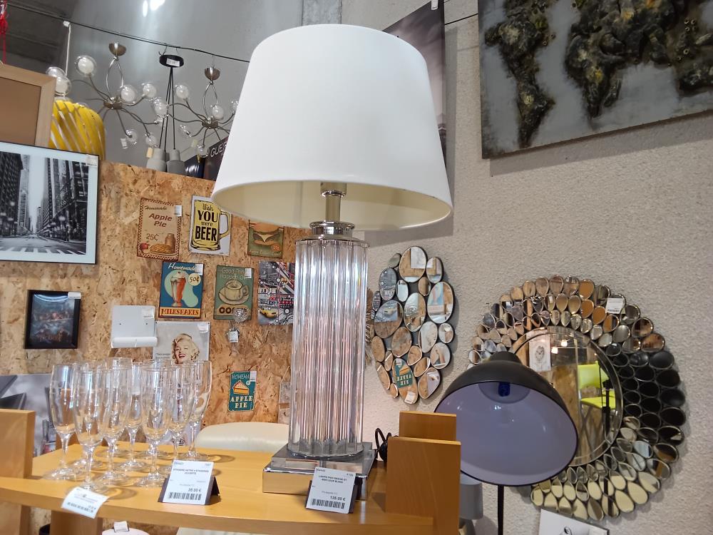 LAMPE PIED RESINE ET ABATJOUR BLANC