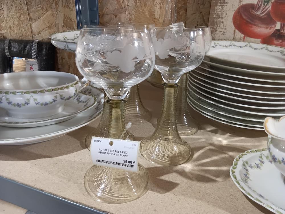 LOT DE 5 VERRES A PIED SERIGRAPHE A VIN BLANC