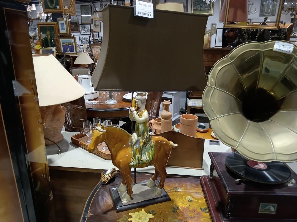 LAMPE AVEC ABAJOUR PAGODE +SUJET ASIATIQUE TERRE CUITE ACDT