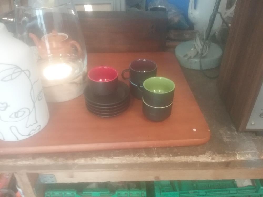 5 TASSES NOIRES ET COULEURS 