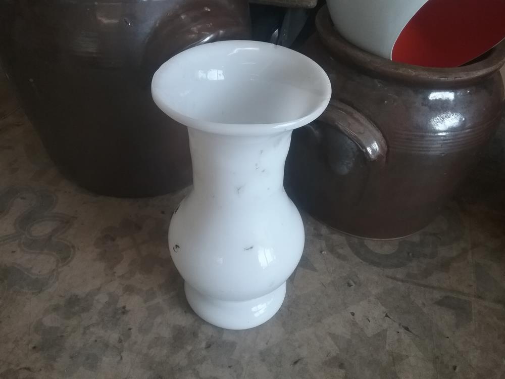 VASE OPALINE