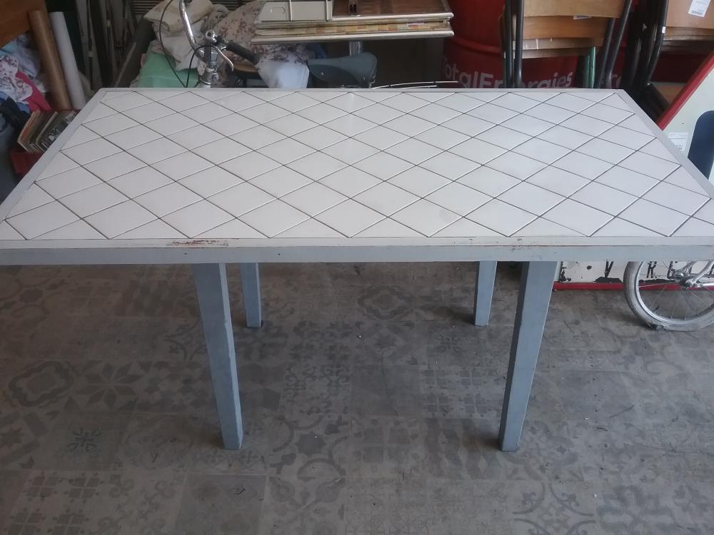 TABLE CARRELAGE