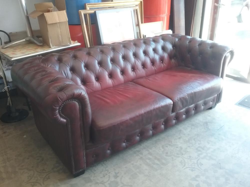 CANAPE STYLE CHESTERFIELD ROUGE