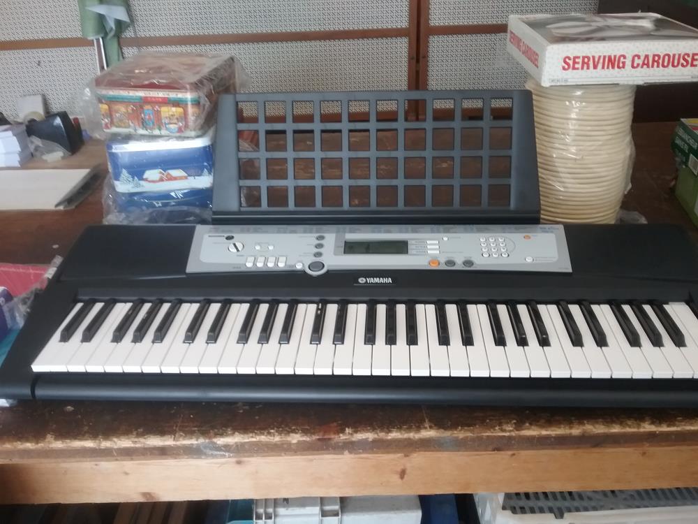 PIANO SYNTHÉTIQUE YAMAHA + ACCESSOIRES