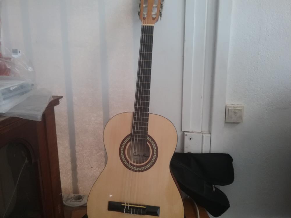 GUITARE SANTOS Y MAYOR ET ETUIT