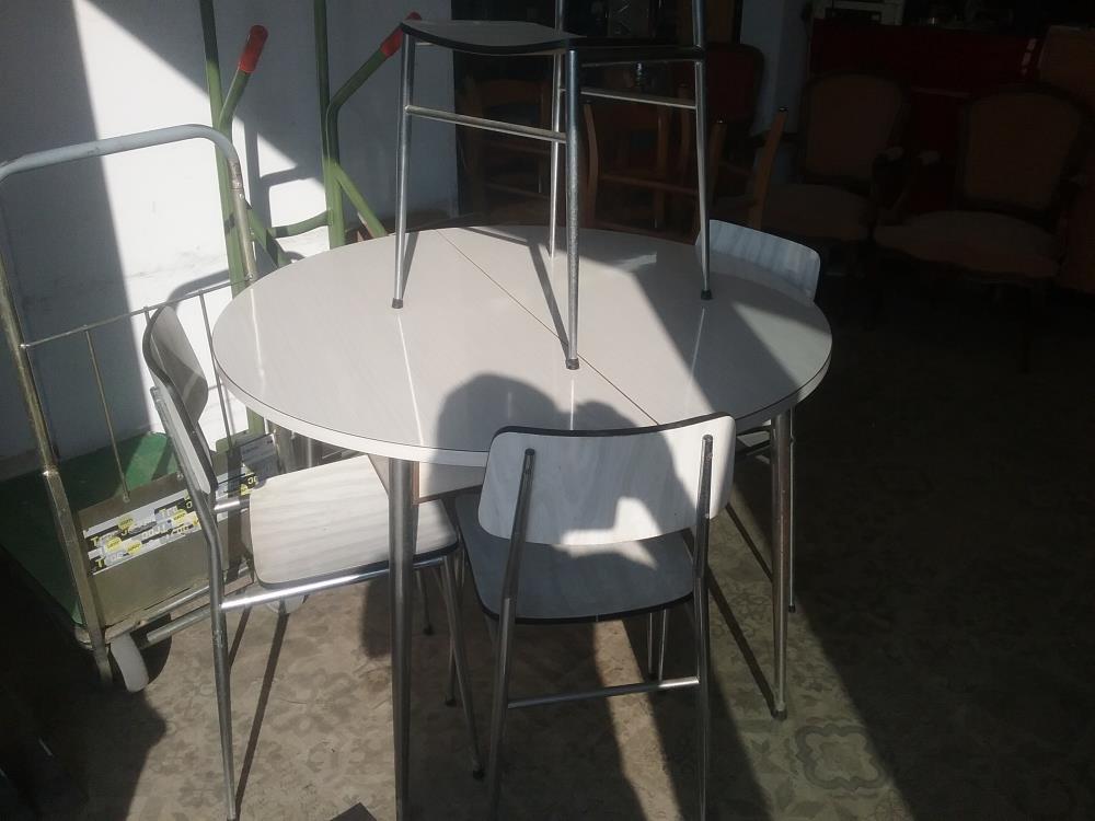 TABLE ET 4 CHAISES FORMICA BLANC