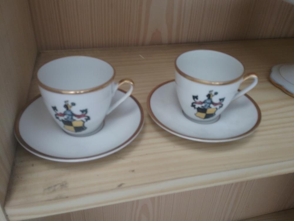 PAIRE DE TASSES BLASON