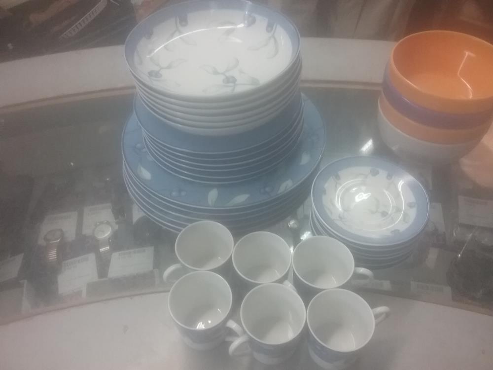 SERVICE ASSIETTES ET TASSES CAFE PORCELAINE