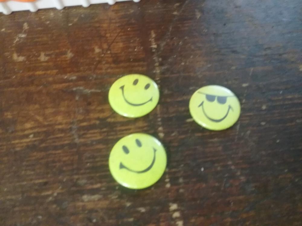 3 BADGES EMOJI