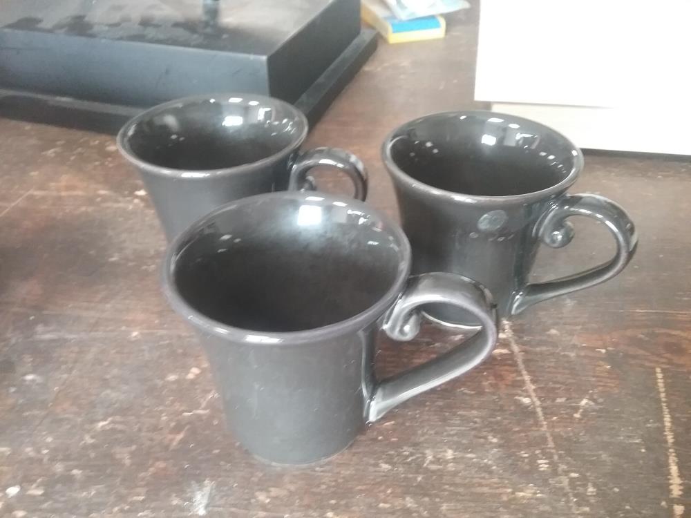 3 TASSES NOIRES