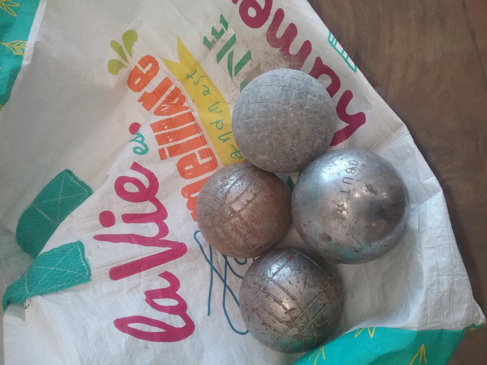 4 BOULES PETANQUE ANCIENNES