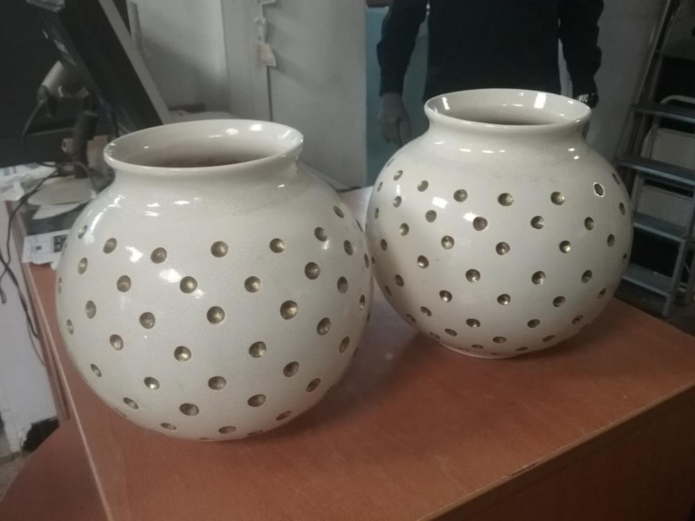 VASE BLANC ET POINT DORE