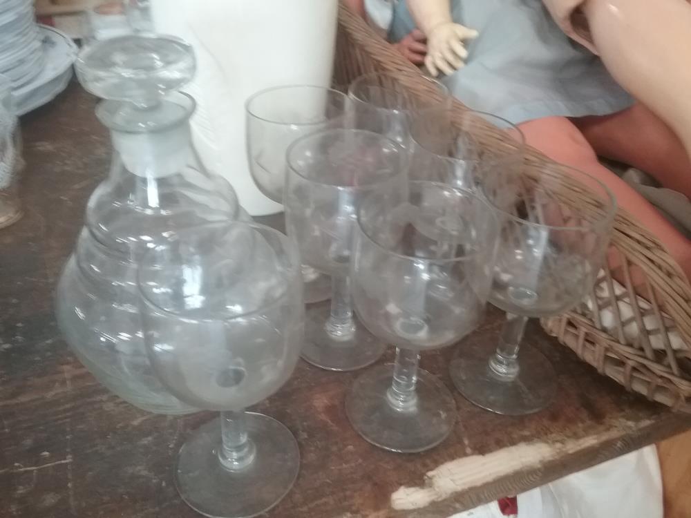 VERRES A PIED ET CARAFE
