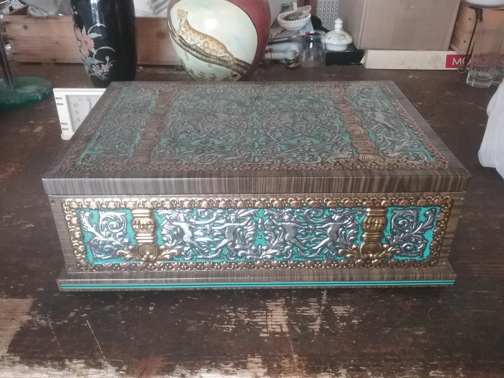 BOITE ANCIENNE METAL REPOUSSE LUTTI