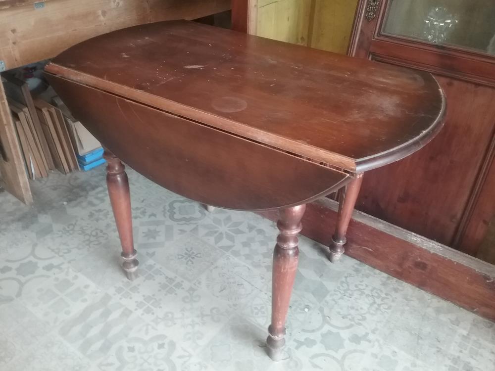 TABLE A VOLETS