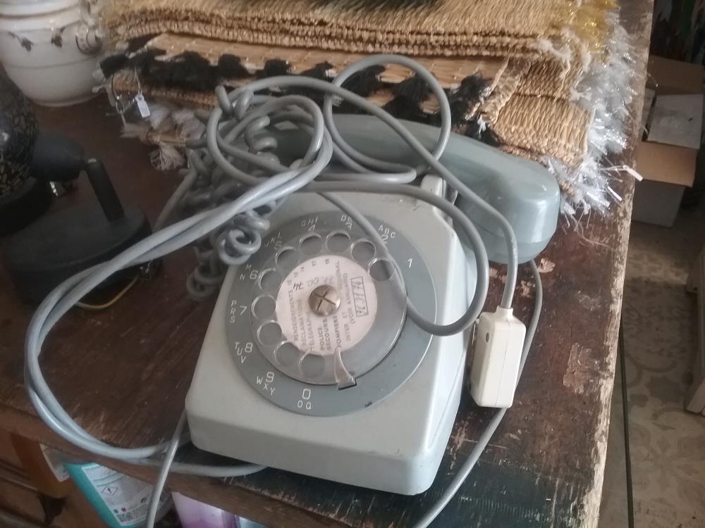 TELEPHONE GRIS 
