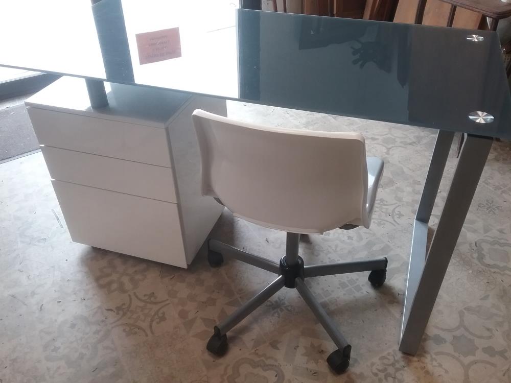 BUREAU IKEA MODERNE ET CHAISE 