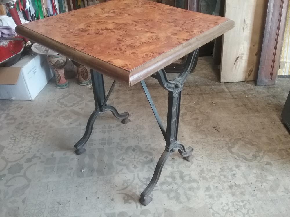 TABLE DE BAR