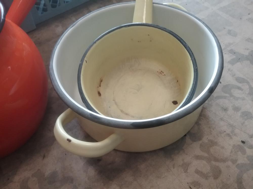 2 USTANSILES JAUNES