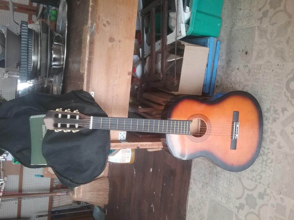 GUITARE D'ETUDE ET HOUSSE