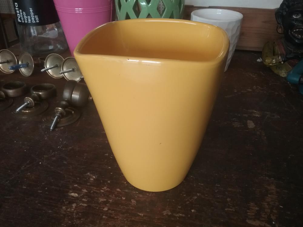 CACHE POT JAUNE