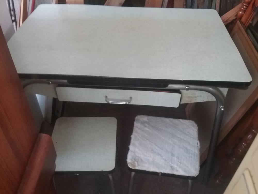 TABLE FORMICA VERTE ET 2 TAB