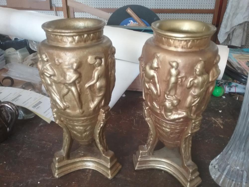 PAIRE DE VASES DORES