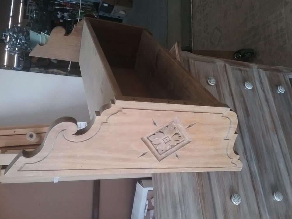 ETAGERE PIN SCULPTEE
