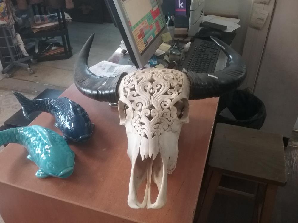 TETE ANIMAL SCULPTÉ 