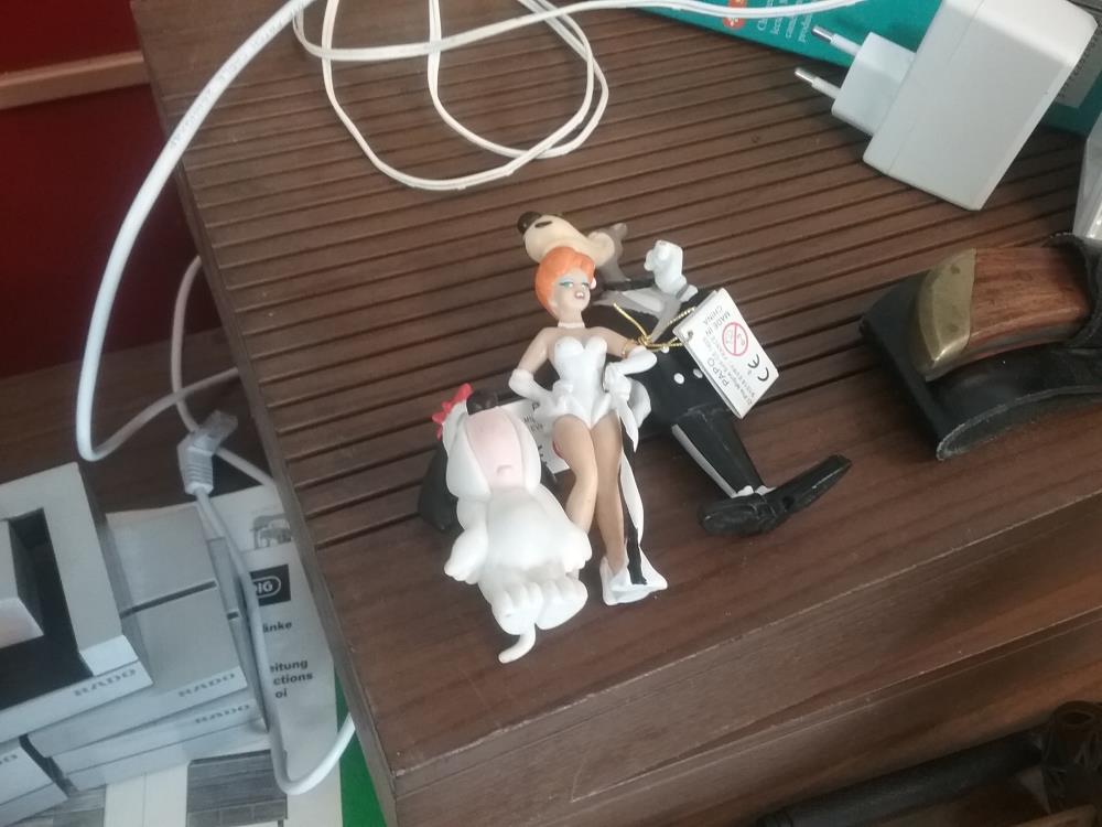 3 FIGURINES PM