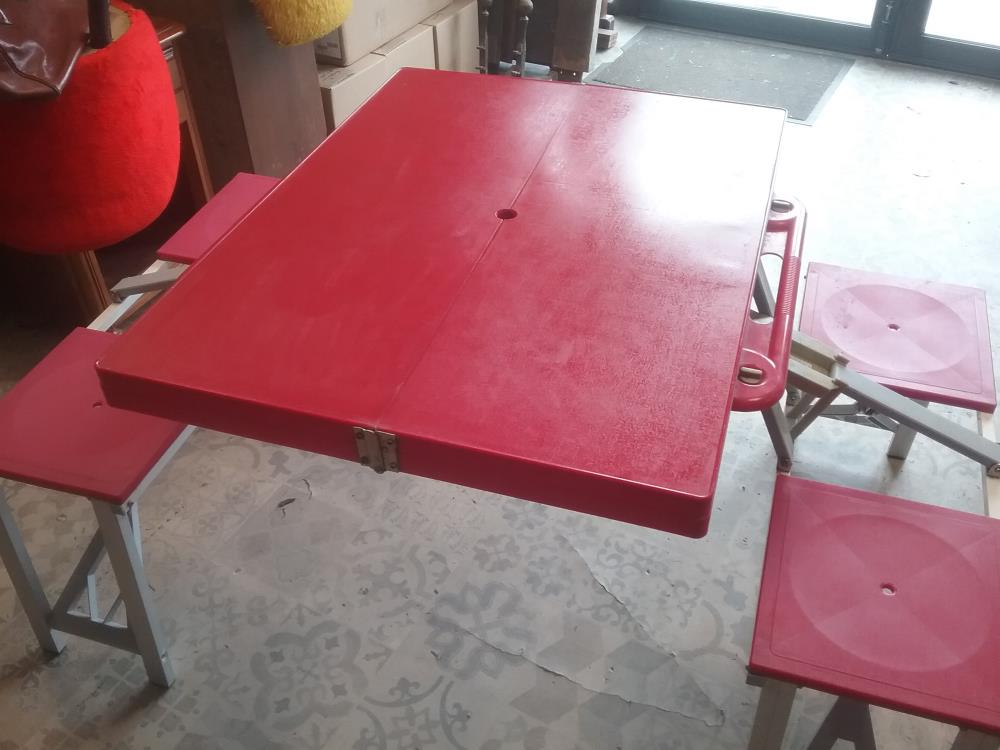 TABLE PICNIC