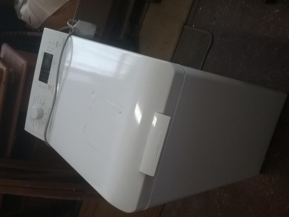 MACHINE A LAVER ELECTROLUX