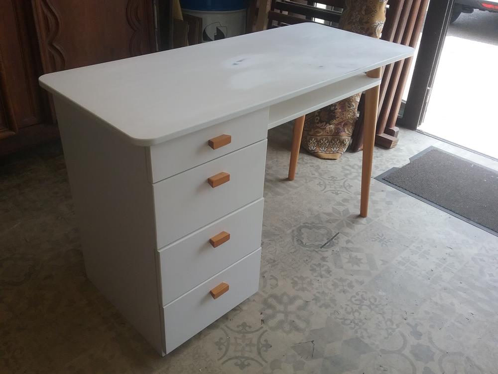BUREAU BLANC ET BOIS EN L'ETAT