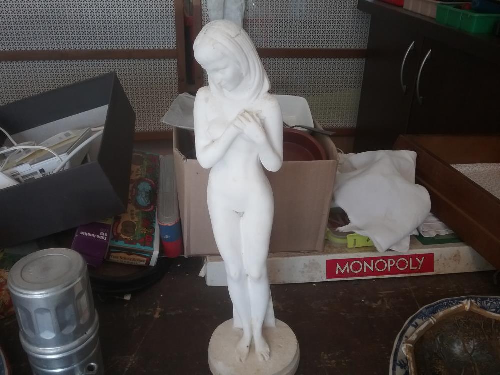 STATUETTE BISCUIT JEUNE FILLE