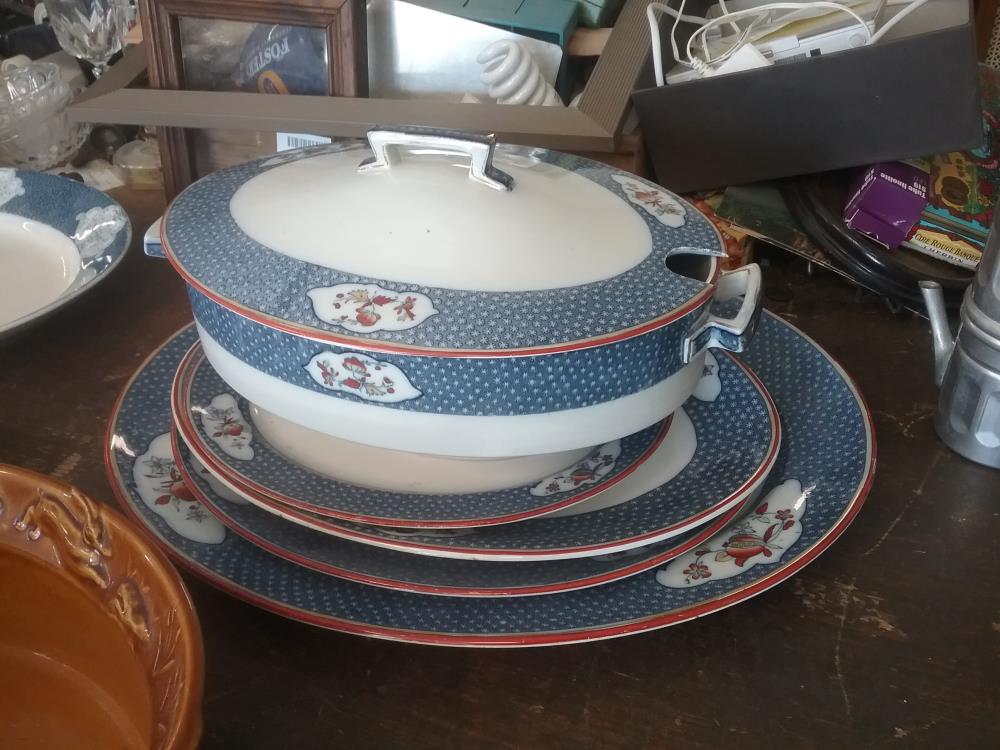 LOT DE 4 PLATS ET SOUPIERE RIDGEWAY